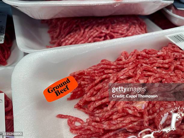 package of ground beef at the supermarket - carne picada fotografías e imágenes de stock