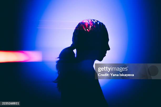 profile headshot silhouette in vibrant abstract light, suggesting innovation and contemplation, topics of brain and cognitive functions - neurocirugia fotografías e imágenes de stock