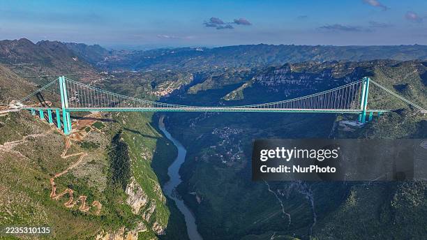 The scenery of the world's first high bridge, Huajiang Canyon Bridge, has a vertical height of 625 meters from the water surface in Zhenfeng County,...