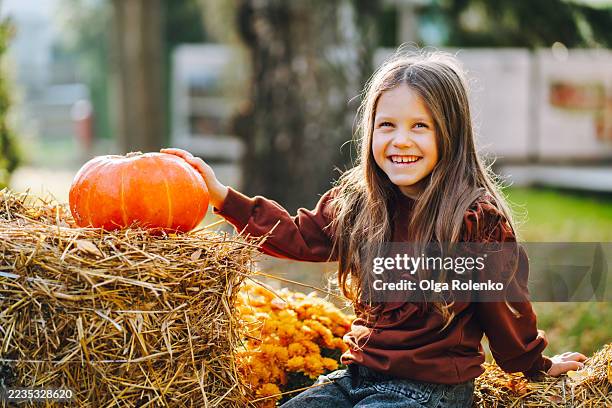 Smiling Girl With Pumpkin Celebrating Autumn Harvest Festival, Foto stock
