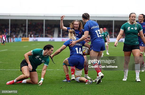 Joanna Grisez of France celebrates scoring her team's second try with her team mates during the Women's Rugby World Cup 2025 Quarter Final match...