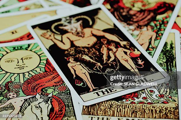 devil tarot card - tarot photos et images de collection