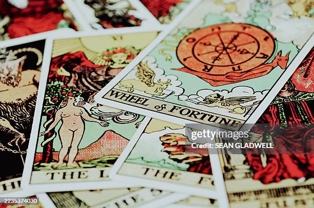 gypsy tarot cards - glücksrad stock-fotos und bilder