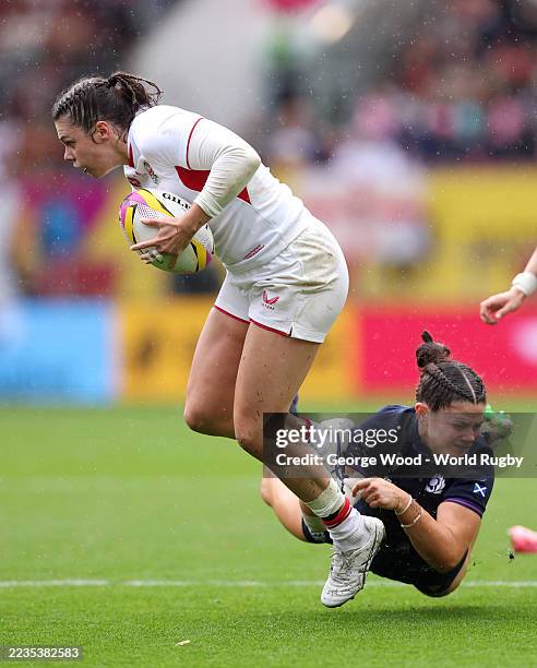 Helena Rowland of England breaks free from a tackle from Lisa Thomson of Scotland during the Women's Rugby World Cup 2025 Quarter Final match between...