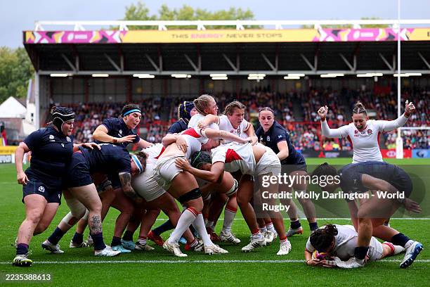 Amy Cokayne of England dives over the line to score her team's fifth try during the Women's Rugby World Cup 2025 Quarter Final match between England...