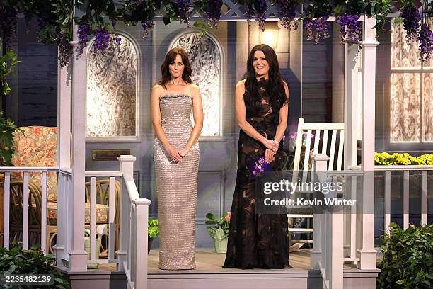 alexis bledel purple dress We are soooo back! Lorelai y Rory estn de vuelta en una de las apariciones ms icnicas de los #Emmys. Alexis Bledel y Lauren Graham llegaron para inaugurar el otoo -