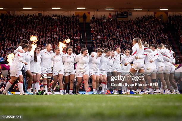 England form a huddle after the anthems prior to the Women's Rugby World Cup 2025 Quarter Final match between England and Scotland at Ashton Gate on...