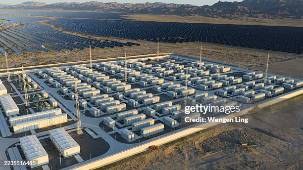 stazioni di accumulo di batterie presso le centrali solari - centrale elettrica foto e immagini stock