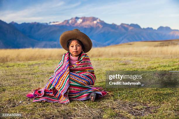 niña peruana posando cerca de chinchero, valle de urubamba - cultura peruana fotografías e imágenes de stock