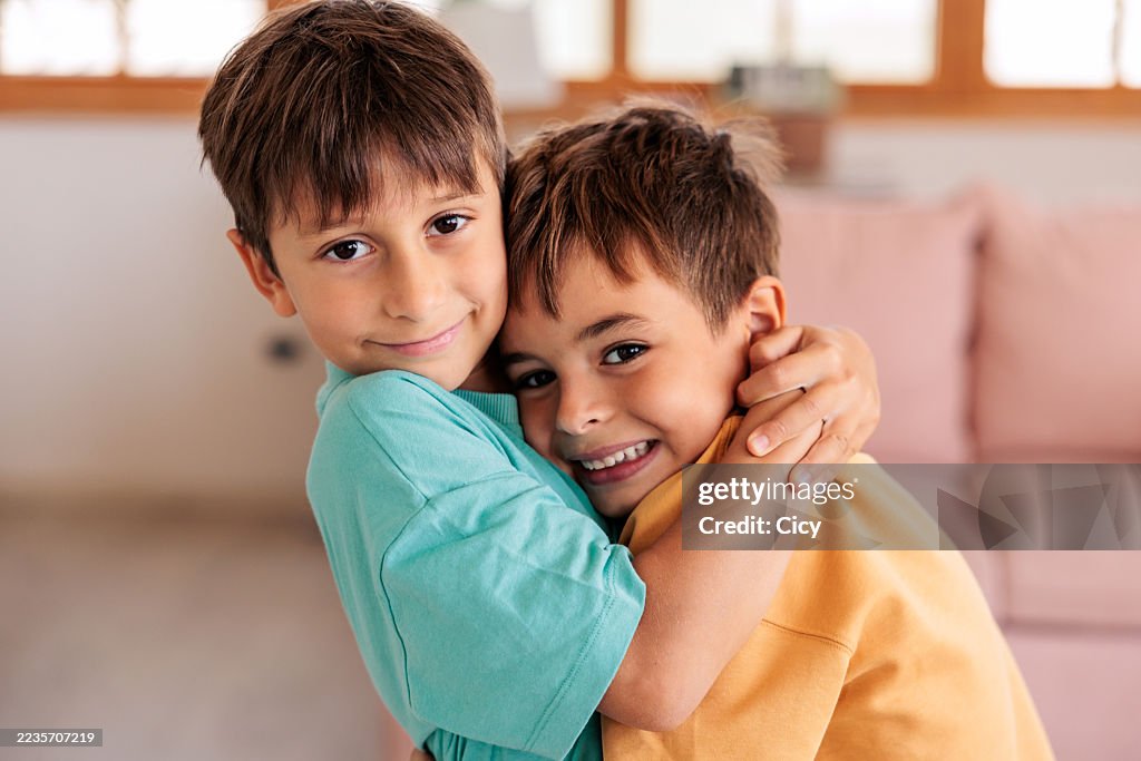Hermanos sonrientes abrazándose