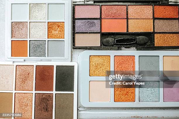 top view full frame of eyeshadow palettes - oogschaduw stockfoto's en -beelden