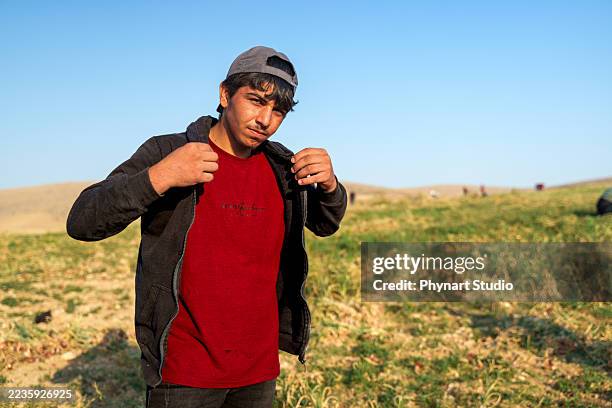 portrait authentique d’un jeune travailleur agricole saisonnier - réfugiés et personnes déplacées photos et images de collection