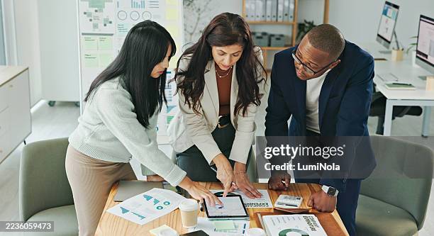 reunión de colaboración en equipo análisis de datos comerciales mediante herramientas digitales - informe de progreso fotografías e imágenes de stock
