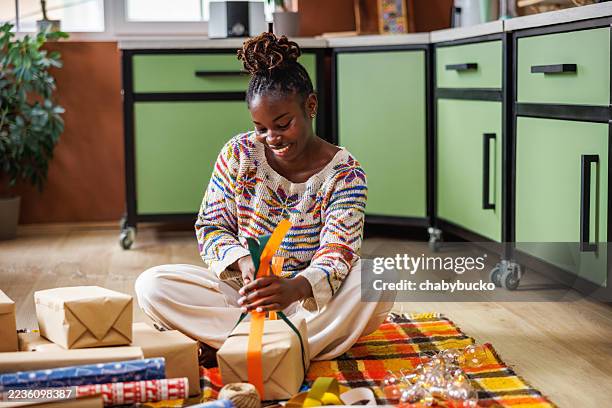 home holiday tradition - kado inpakken stockfoto's en -beelden