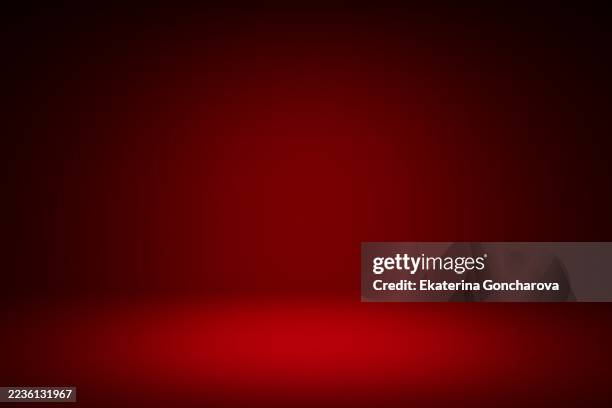 vibrant red studio background with subtle gradient lighting effect - fond rouge photos et images de collection