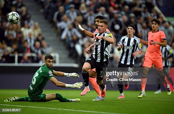 Harvey Barnes of Newcastle United shoots past Joan Garcia of FC Barcelona but misses during the UEFA Champions League 2025/26 League Phase MD1 match...