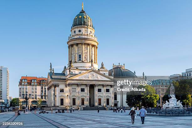 berliner dom mit großer kuppel und neoklassizistischer fassade, die den zentralen stadtplatz dominiert, wahrzeichen deutschlands - fußgängerzone stock-fotos und bilder