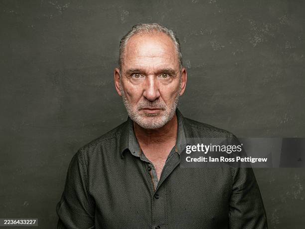 very serious looking senior adult man - barbe de 3 jours photos et images de collection