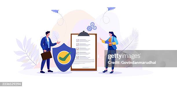 ilustraciones, imágenes clip art, dibujos animados e iconos de stock de protección de escudo de seguro, póliza de cobertura y concepto de garantía de seguridad, agente de seguros de hombre de negocios que sostiene un escudo con portapapeles de lista de verificación para brindar garantía, apoyo y seguridad para la gestión - seguro documento