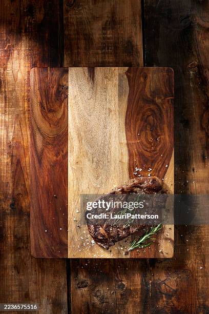 medium rare rib-eye-steak ohne knochen - rib eye steak stock-fotos und bilder