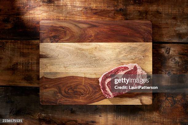 rohes rib-eye-steak ohne knochen - rib eye steak stock-fotos und bilder