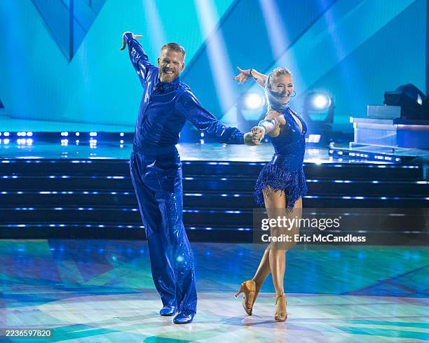 One-Hit Wonders Night" - "Dancing with the Stars" brings some of music's most iconic singles to the ballroom floor, when all 14 couples perform to...