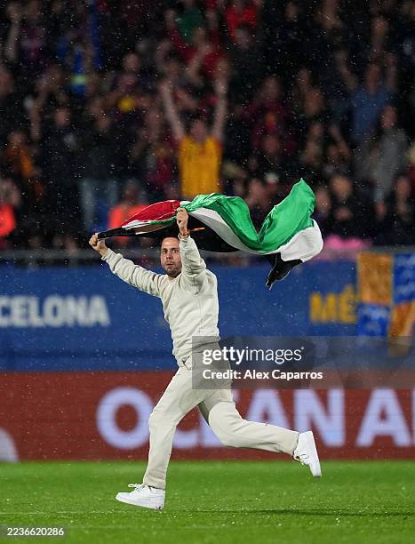Pitch invader runs across the pitch with a Palestine flag during the LaLiga EA Sports match between FC Barcelona and Getafe CF at Estadi Johan Cruyff...