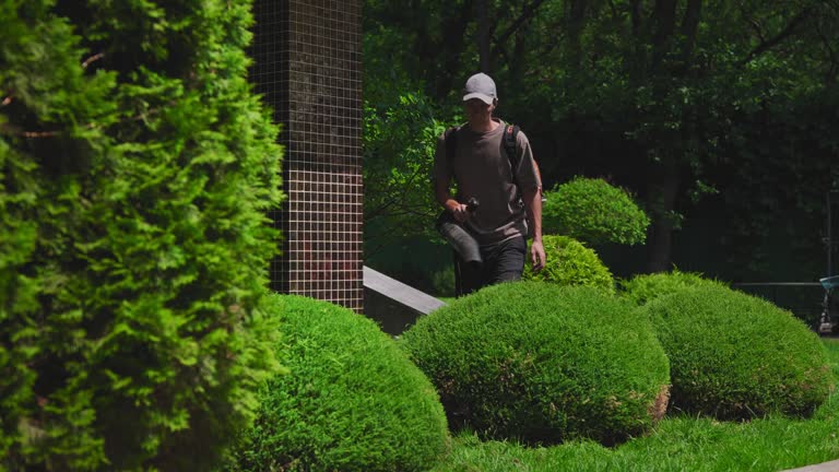 https://media.gettyimages.com/id/2236729368/video/gardener-using-professional-leaf-blower-to-clear-foliage-from-shrubs-and-plants-essential.jpg?b=1&s=640x640&k=20&c=5y5P3g0Rh98LRYac9KVBZo9kbhPi_APFWgGGSs0SSTk=