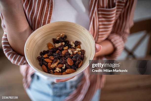 concepto de estilo de vida saludable con tazón de nueces mixtas y frutas secas - fruta seca fotografías e imágenes de stock