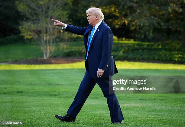 49 574 Trump Full Body Stock Photos High Res Pictures And Images 49-574-trump-full-body-stock-photos-high-res-pictures-and-images