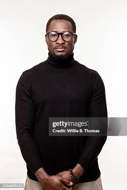 full body portrait in turtleneck - col roulé photos et images de collection