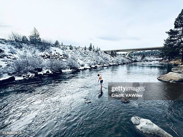 die familie frisst im winter in den truckee river - den sprung wagen stock-fotos und bilder