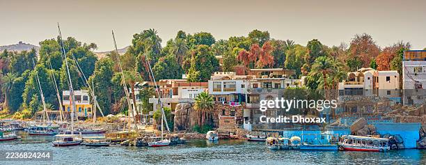 sailing along the banks of the nile, exploring colorful nubian homes and vibrant community life in aswan, egypt - rio nilo imagens e fotografias de stock