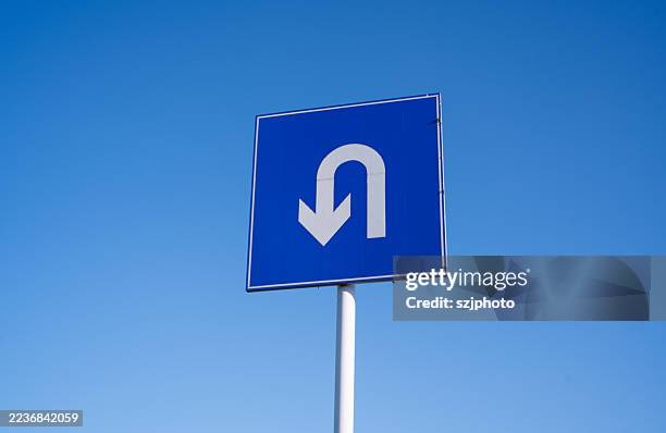 traffic signs - umdrehen stock-fotos und bilder