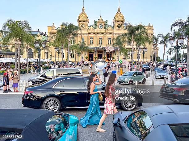 place de monaco devant l’hôtel de paris monte-carlo et le casino de monte-carlo - monte carlo casino square photos et images de collection