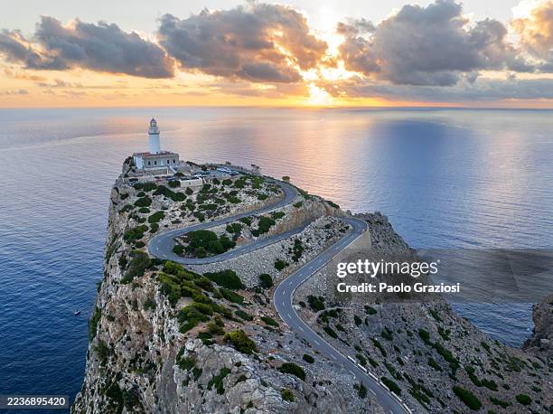 dramatischer himmel bei sonnenaufgang am leuchtturm von cap de formentor über felsiger klippe, mallorca, spanien - mallorca stock-fotos und bilder