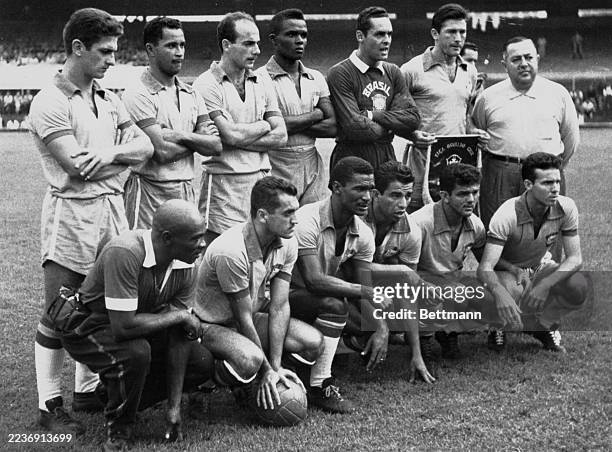 The Brazilian national football team ahead of competing in the Oswaldo Cruz Cup, Brazil, May 1958. Standing : Nílton De Sordi , Oreco , Dino Sani,...