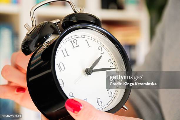 daylight saving time - saison printemps photos et images de collection