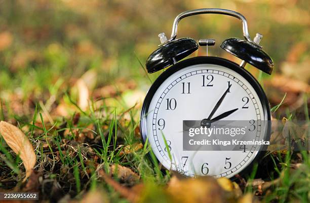 daylight saving time - zona horaria fotografías e imágenes de stock