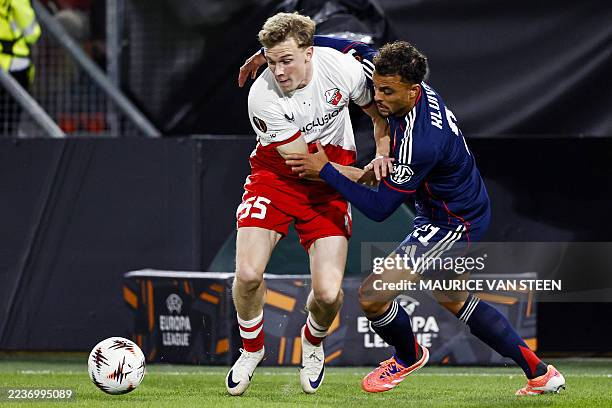 Utrecht's British defender Derry John Murkin fights for the ball with Lyon's Dutch defender Ruben Kluivert during the UEFA Europa League - League...