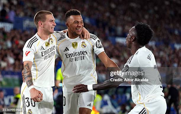 Kylian Mbappe of Real Madrid celebrates scoring his team's fourth goal with teammates Franco Mastantuono and Vinicius Junior during the LaLiga EA...