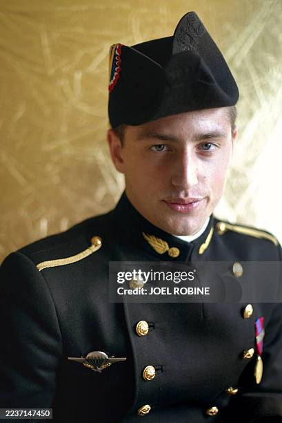 Un élève de l'Ecole Polytechnique pose dans sa chambre en uniforme, le tricorne sur la tête, le 05 juin 2003 au pensionnat de l'Ecole polytechnique à...