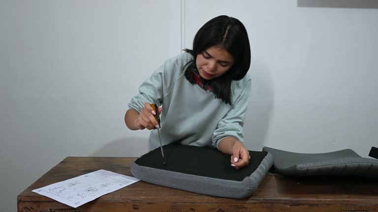 https://media.gettyimages.com/id/2237223073/video/latina-woman-assembling-new-office-chair-smiling-and-feeling-independent.jpg?b=1&s=640x640&k=20&c=Nar_nzzoVPnKDS5pMVz6zkhDqi4bxyxM6RRP3CnNYaI=
