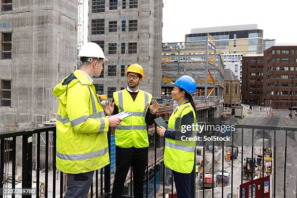 cooperation between colleagues - construction clipboard stock pictures, royalty-free photos & images