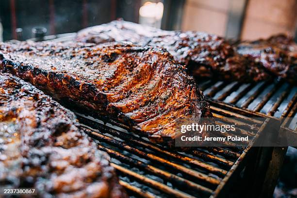 primer plano de costillas de res cocidas a fuego lento a la parrilla en un asado argentino - argentina fotografías e imágenes de stock