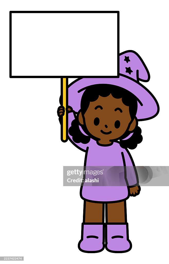 Eine süße Hexe mit einem Hexenhut, lächelnd, stehend, ein leeres Schild hochhaltend und den Betrachter anschauend. Vorderansicht, schwarzer Umriss mit flachen Farben, minimalistischer Stil