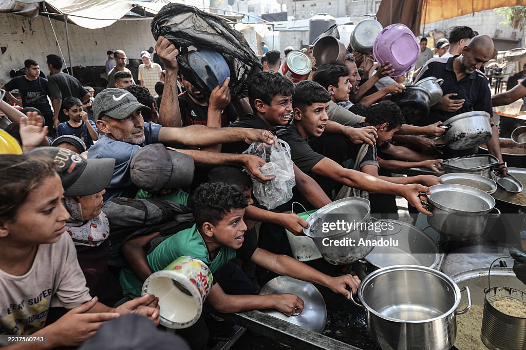 Food distribution to Palestinians in Gaza