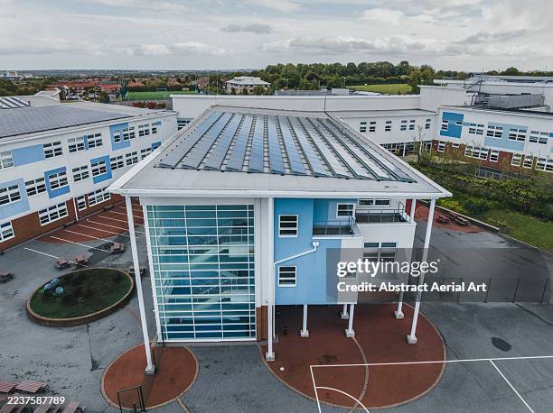 tall glass windows on the side of a high school building photographed from a drone, newcastle upon tyne, england, united kingdom - bâtiment public photos et images de collection