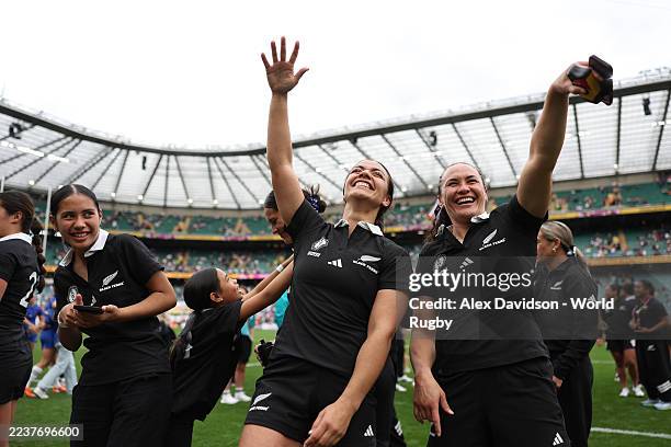 Stacey Waaka and Portia Woodman-Wickliffe of New Zealand acknowledge the fans following the Women's Rugby World Cup 2025 Bronze Final match between...