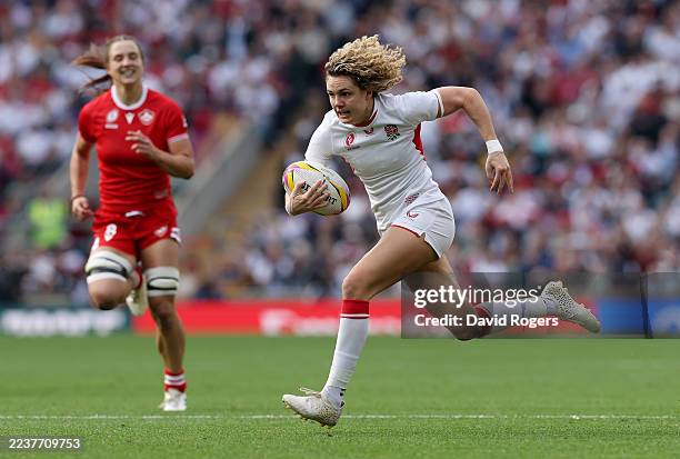 Ellie Kildunne of England breaks away to scoresher team's first try during the Women's Rugby World Cup 2025 Final match between Canada and England at...